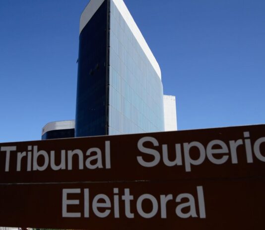 Maioria do TSE mantém decisão que declarou Bolsonaro inelegível. Em julgamento virtual, ministros negaram recurso do ex-presidente