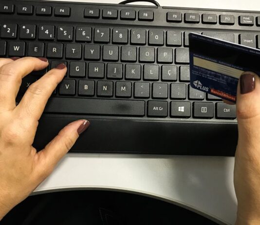 Câmara aprova limite para juros no cartão de crédito e Desenrola. Destaques foram rejeitados e proposta segue para Senado