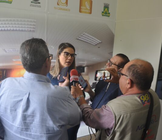 A vereadora Carol Gomes (União Brasil), ocupou a tribuna da Câmara Municipal de Vereadores na manhã de hoje (21), para se posicionar contra o aborto e a favor da vida. O Supremo tribunal federal – STF, marcou para esta sexta-feira (22), o início do julgamento de uma ação que questiona a criminalização do aborto em até 12 semanas de gestação no Brasil. “Como mulher, mãe, cristã católica, especialista em saúde, defensora das causas sociais e do SUS, estou profundamente consternada com a recente decisão do STF, de levar à análise a ADPF nº 442, que trata da legalização do aborto até a 12ª semana de gestação”, falou Carol. “Defendo a vida, sempre. Não cabe negar os direitos fundamentais de um ser humano que não teve a oportunidade de escolher seu destino. O aborto é um ato injusto, cruel e criminoso. Sou contra o aborto! Sigo o entendimento de várias organizações da sociedade, religiosas e médicas: de respeito à vida”, concluiu. Para Carol, é preciso se unir em defesa da vida contra qualquer ação que coloque em risco a integridade humana ou que faça ecoar contra qualquer tentativa de normalizar ou tratar com indiferença o aborto.