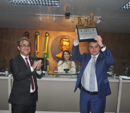 Senador Efraim Filho recebe Título de Cidadania em Campina Grande