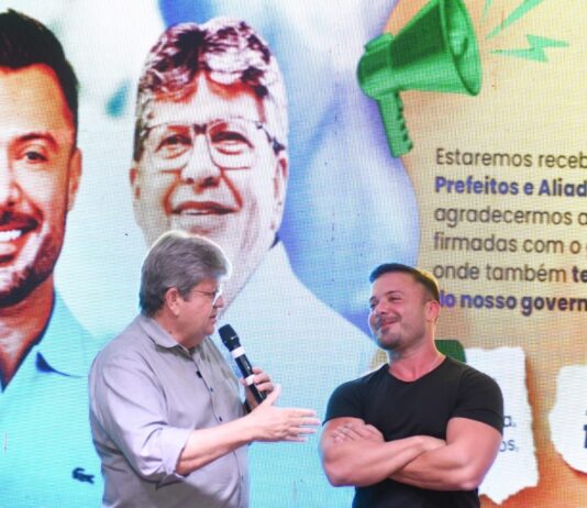 João Azevêdo recebe apoio de deputado estadual Caio Roberto e sua base durante confraternização com prefeitos