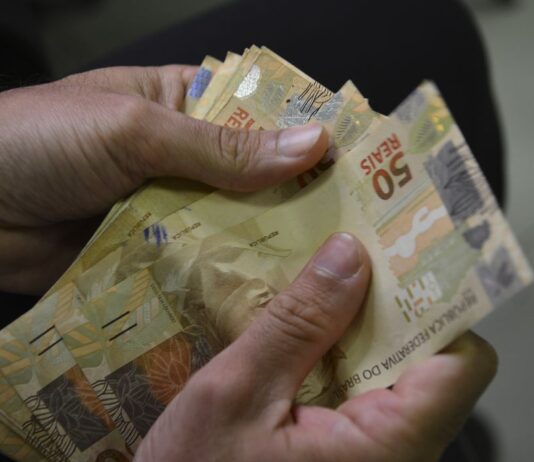 Orçamento de 2024 prevê salário mínimo de R$ 1.421