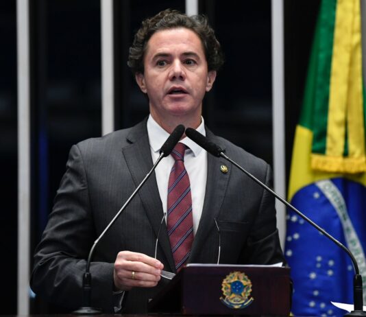 Em discurso no Senado, Veneziano alerta para mudança na proposta batizada de “PEC Vampiro”, para possibilitar a venda de sangue humano