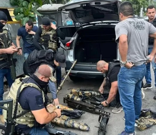 Polícia do Rio recupera 8 de 21 armas furtadas do Exército em Barueri Armas foram encontradas dentro de um carro roubado, na zona oeste