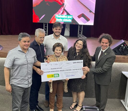 Com emendas de Veneziano, prefeito Bruno entrega recursos a entidades filantrópicas de Campina Grande