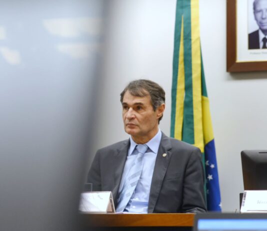 Romero Rodrigues quer regulação do mercado de milhas. O deputado criticou a ausência de diretores da 123milhas em audiência pública realizada pela Comissão de Turismo nesta quarta-feira.