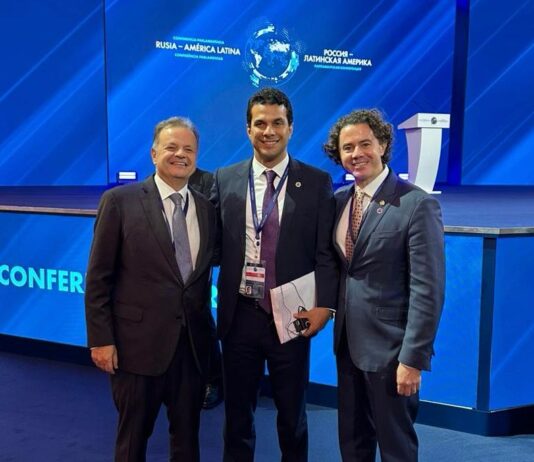 Veneziano chefia comitiva internacional em conferência na Rússia e ressalta volta da diplomacia e do diálogo com resultados positivos para o Brasil