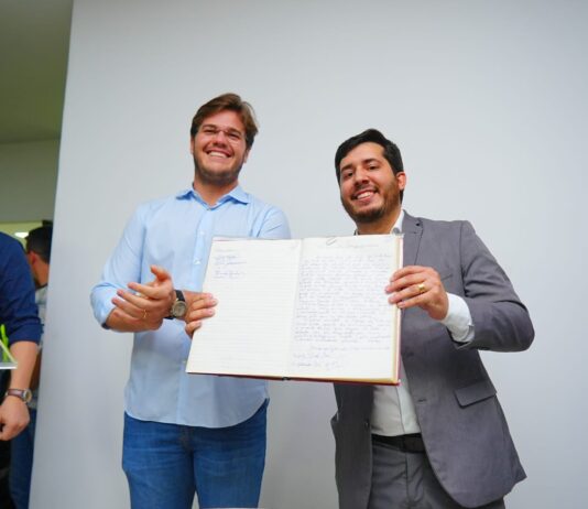 Prefeito Bruno Cunha Lima dá posse a Vitor Ribeiro, novo superintendente da STTP