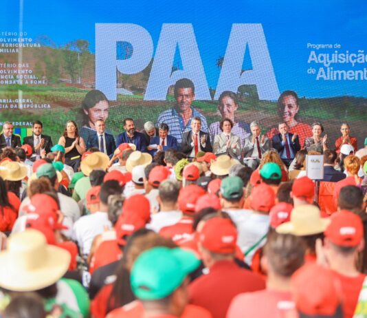 Veneziano representa o Senado no Palácio do Planalto, em solenidade que marcou os 20 anos do Programa de Aquisição de Alimentos