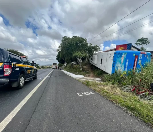 Ônibus que levava romeiros a Juazeiro do Norte tomba na PB, e motorista morre no acidente