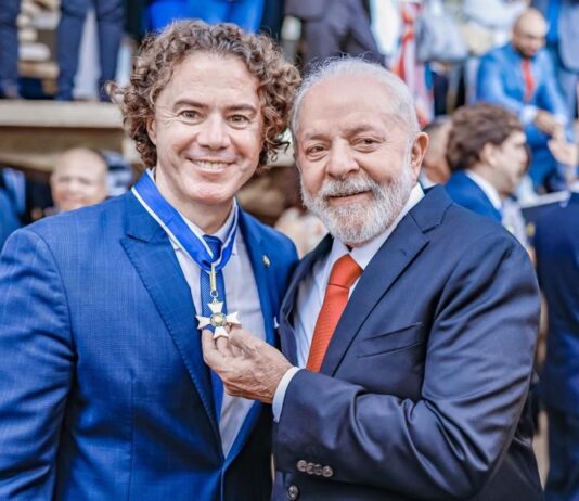 Lula entrega a Veneziano a condecoração da Ordem do Rio Branco, a mais alta concedida pelo governo federal