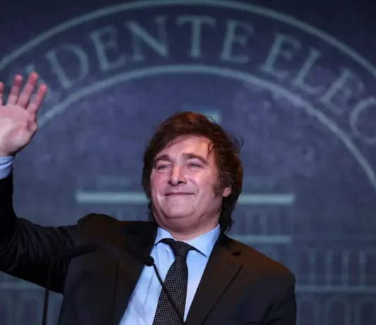 Ultradireitista Javier Milei vence as eleições argentinas. Futuro presidente venceu disputa acirrada no segundo turno