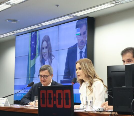 Daniella Ribeiro preside votação da lei orçamentária * Comissão Mista do Orçamento aprovou o relatório da LDO sem alteração da meta de zerar o déficit fiscal em 2024