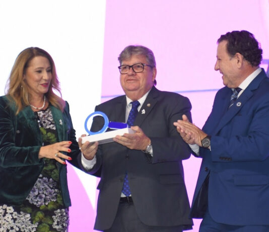 João Azevêdo recebe homenagem em Brasília pela atuação do Consórcio Nordeste na pandemia