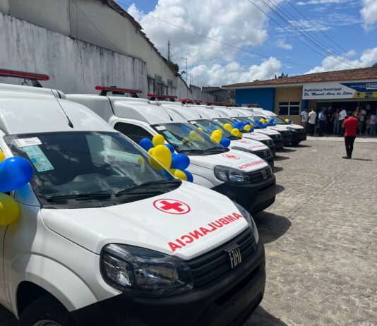 Veneziano entrega sete ambulâncias em Pedras de Fogo e prefeito agradece: “não poderíamos manter a saúde se não fosse o Senador”