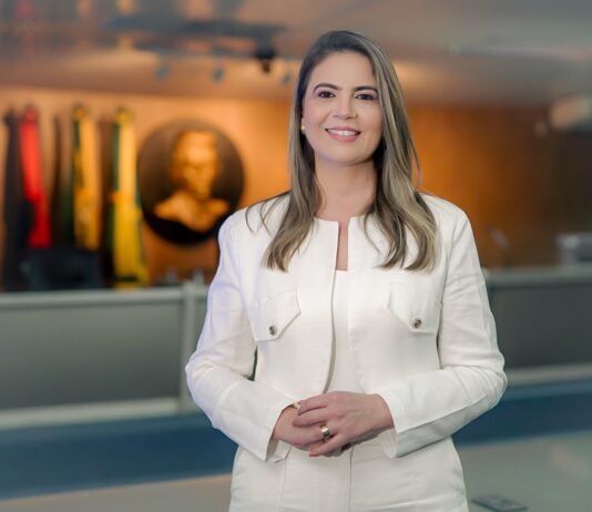 “Seguirei defendendo minhas propostas e trabalhando pelo que acredito”, fala Carol Gomes em discurso na CMCG