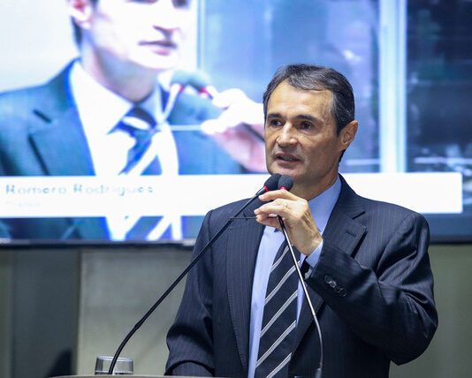 Disseminação de nudes falsos: projeto de Romero Rodrigues quer punir provedores de internet