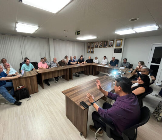 Superintendente da STTP apresenta projetos para melhorias do trânsito e mobilidade no Centro da cidade durante reunião na Associação Comercial