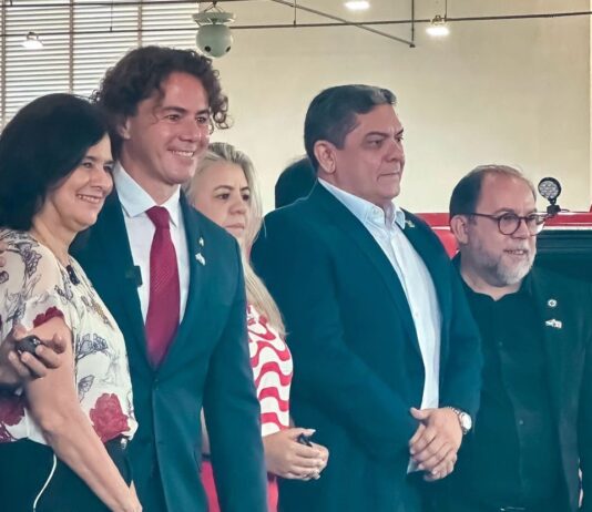 Ao lado de Veneziano, Ministra da Saúde entrega ambulâncias e equipamentos a prefeituras paraibanas, fruto de emendas parlamentares