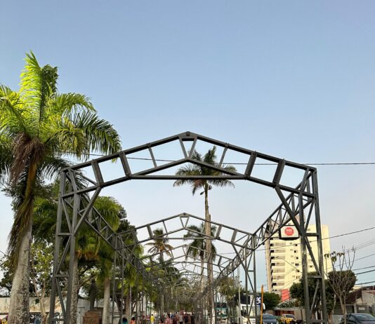 NATAL ILUMINADO 2023: Estrutura do túnel é instalada no entorno do Açude Velho