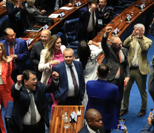 Senado aprova reforma tributária; texto volta à Câmara. Relator acatou seis emendas durante discussão em plenário