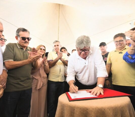 João Azevêdo autoriza obras rodoviárias e inspeciona construções de escola, anfiteatro, creche e hospital em Pocinhos