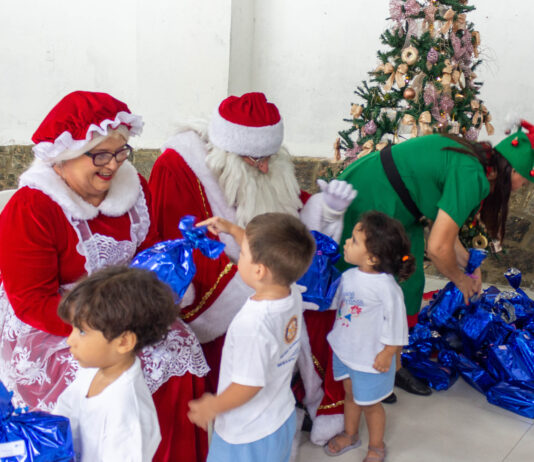 Crianças da Casa João Moura recebem presentes do Papai Noel da CDL