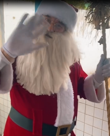 Papai Noel da CDL encanta crianças da Creche Municipal Sinhazinha Celino, no Acácio Figueiredo