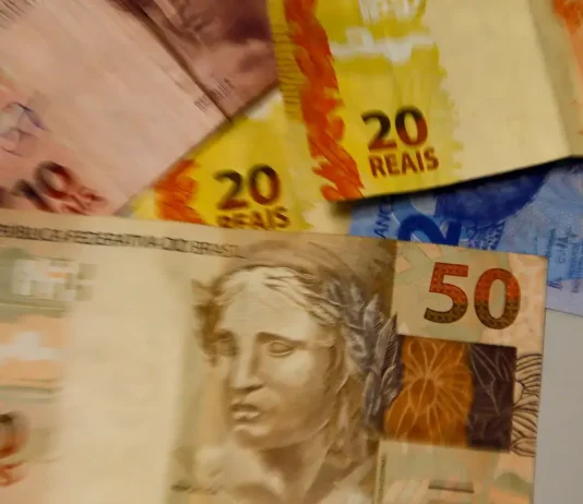 Lula assina decreto que reajusta salário mínimo para R$ 1.412. Medida deve ser publicada ainda hoje em edição extra do DOU