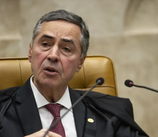 “Jamais esqueceremos”, diz Barroso em sessão solene por 8 de janeiro. Presidente criticou como falsos patriotas que não respeitam a Pátria