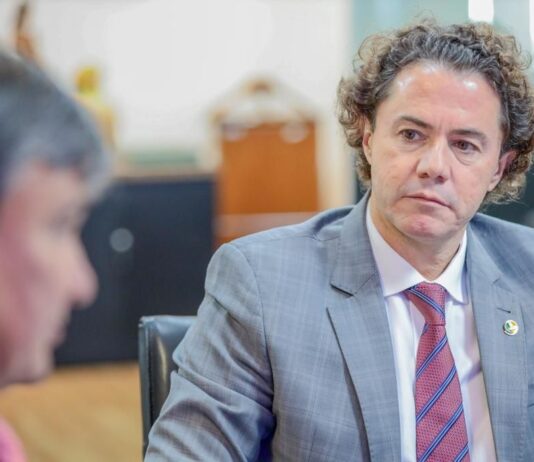 Veneziano assegura R$ 2,5 milhões à Prefeitura de Campina Grande para aquisição de caminhões, máquinas pesadas e instrumentos agrícolas