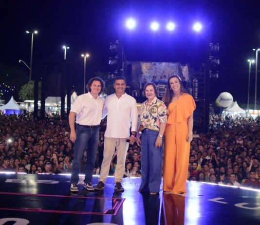 Na abertura da Festa da Luz em Guarabira, Veneziano confirma parceria da CEF ao evento, ao lado do prefeito Marcus Diogo, Camila e Lea Toscano