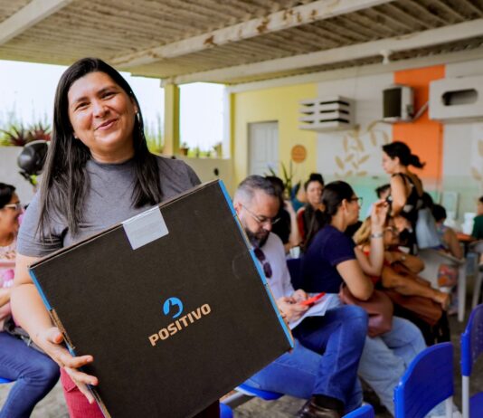 Secretaria de Educação de Campina Grande realiza a entrega de 70 notebooks aos novos profissionais da Rede Municipal