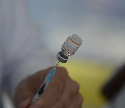 Nova vacina contra a covid-19 chega à população em 15 dias. Saúde confirmou compra de 12,5 milhões de doses da Moderna