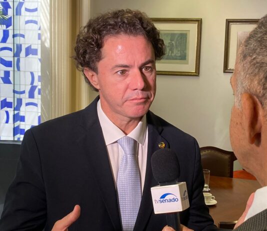 Por unanimidade, Câmara de Patos reconhece atuação de Veneziano em favor da cidade e aprova “Voto de Aplauso” ao Senador