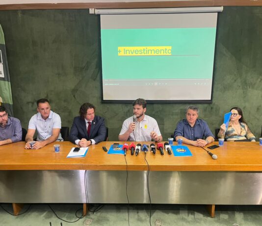 Veneziano participa, com Efraim e Bruno, de coletiva sobre conquista do financiamento de US$ 52 milhões para Campina Grande: “esforço coletivo”