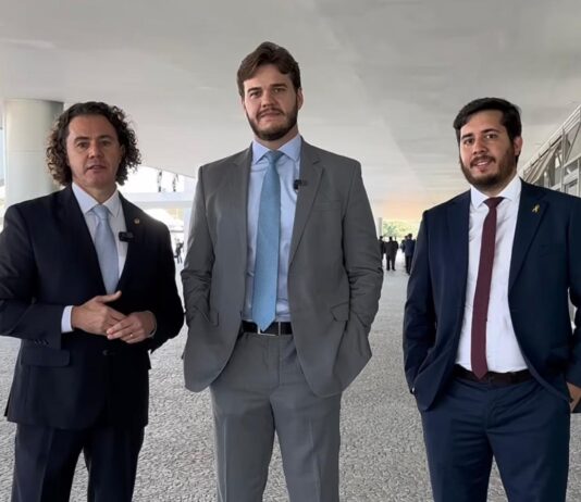 Em Brasília, Veneziano e Bruno celebram mais 50 novos ônibus conquistados junto ao PAC para o transporte público de Campina Grande