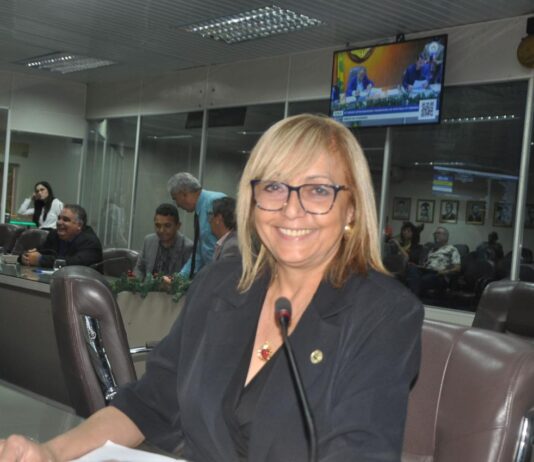 Doutora Carla apresenta Projeto de Lei para garantir matrícula de irmãos em mesmas instituições de ensino de Campina Grande