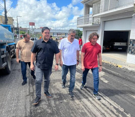 Durante inspeção a recapeamento da BR 104 em Esperança, Veneziano confirma que Paraíba terá R$ 420 milhões para obras rodoviárias este ano