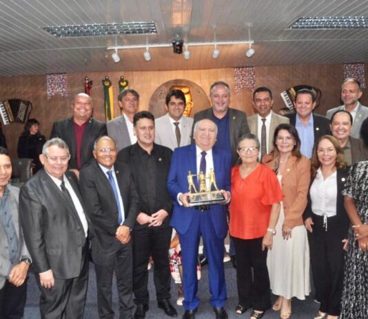 Câmara entrega título de cidadania campinense ao presidente do Tribunal de Contas do Estado