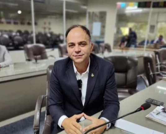 Bruno Faustino reclama da gestão municipal: “Campina se tornou a cidade dos buracos”