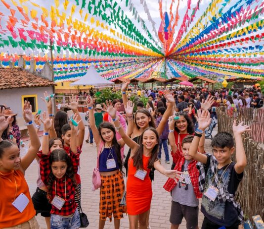 Secretaria de Educação realiza aula de campo para mil estudantes na Vila Sítio São João