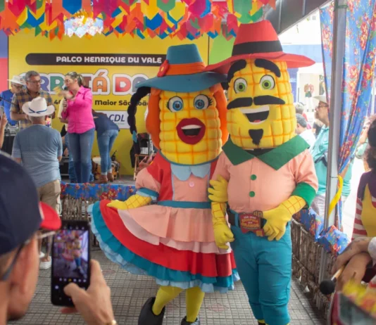 No coração de Campina, a festança é sem igual, O São João no Centro é alegria geral. Com o Arraía da CDL, o forró fica fenomenal, Na terra do maior São João, o arrasta-pé é tradicional.