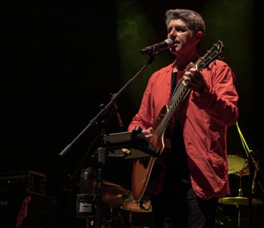 Leoni celebra suas quatro décadas de carreira em show no Seis e Meia