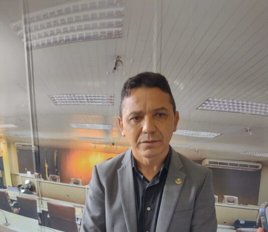 Janduy Ferreira apresenta requerimentos solicitando Operação Tapa-Buraco para o Bairro das Malvinas