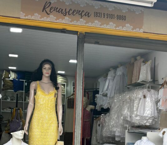 Artesã da Vila do Artesão produz peças de renda renascença inspiradas em técnica italiana