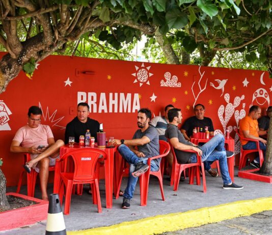 A curva mais charmosa de Campina Grande ganha vida com arte de Nila Carneiro e Brahma