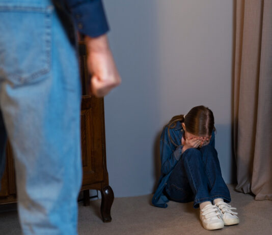 Como ajudar crianças que sofrem agressão?