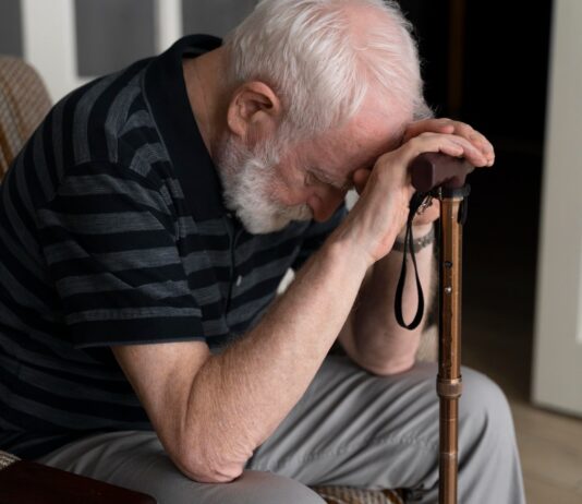 O que a lei prevê para casos de violência contra a pessoa idosa?