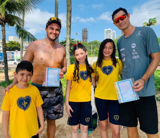 Dupla de vôlei de praia, André Stein e George Wanderley, recebem carinho das crianças da LBV rumo as Olimpíadas de Paris